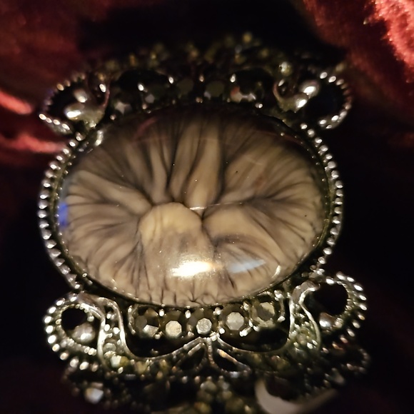 Cameo stone and rhinestone cuff bracelet - Picture 4 of 8